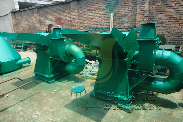 挪動(dòng)式木材粉碎機(jī)